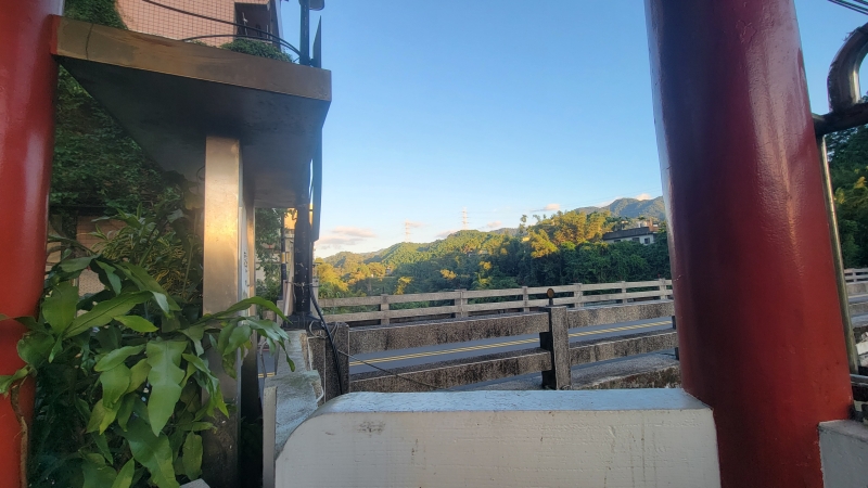 Miejsce realizcji nagrania. Tym razem to... Mały pawilonik w miasteczku Sanxia na południe od Tajpej. Widok na wzgórza przyozdobione masztami wysokiego napięcia.